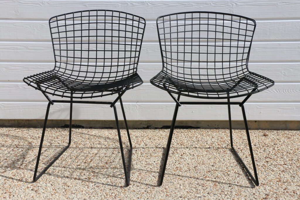 2 chaises Bertoia noire (brins d’assise cassés)