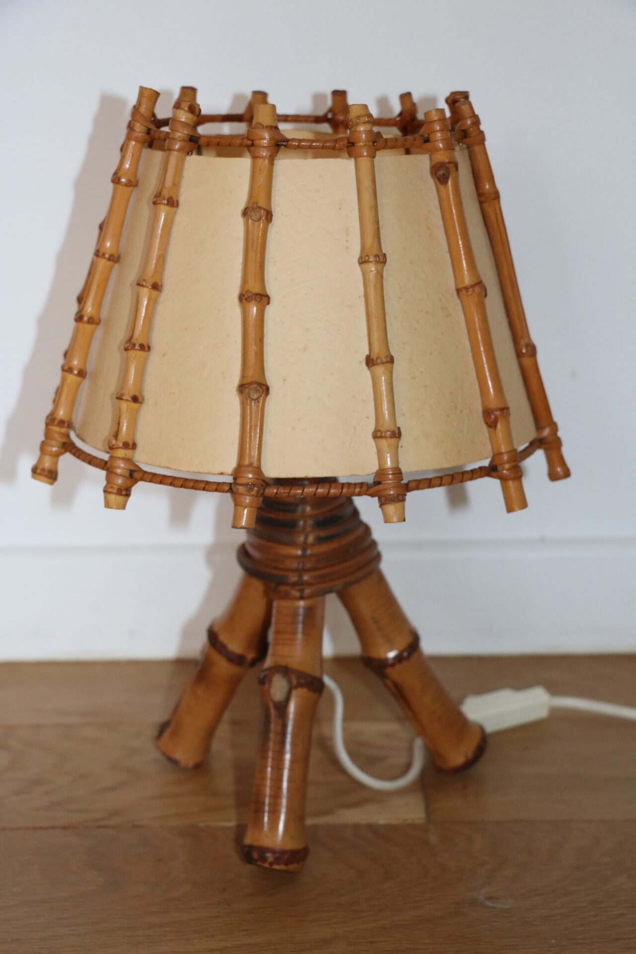 Lampe tripode et abat-jour bambou