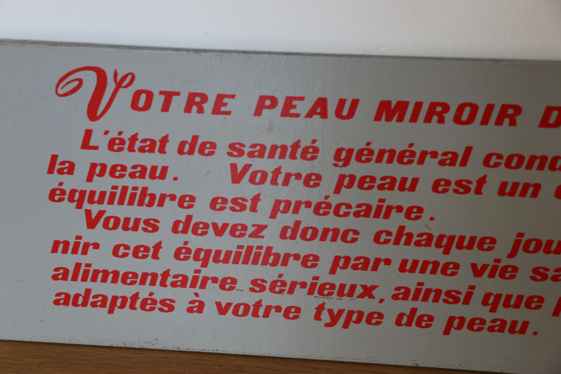 Plaque publicitaire « votre peau »