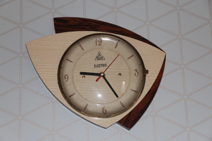 Horloge triangulaire Dam marron